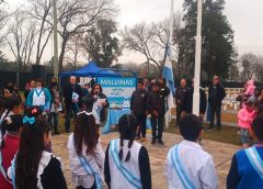 Alumnos de la Escuela número 44 realizaron la promesa a la Bandera en el Cenotafio de Malvinas de Pilar